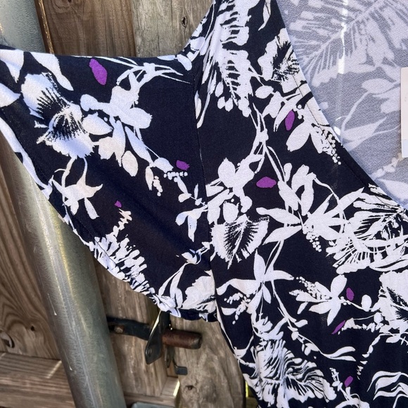 👗Lane Bryant Navy and White Floral Top - Picture 5 of 7